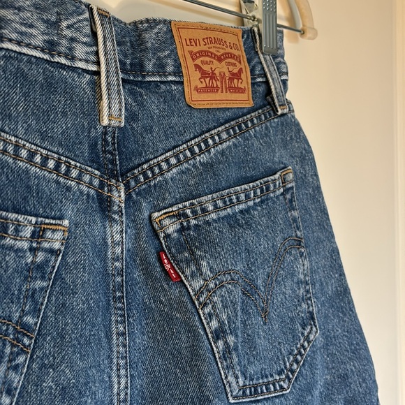 Levi’s High-Waisted Mom Jean Shorts - Picture 3 of 5